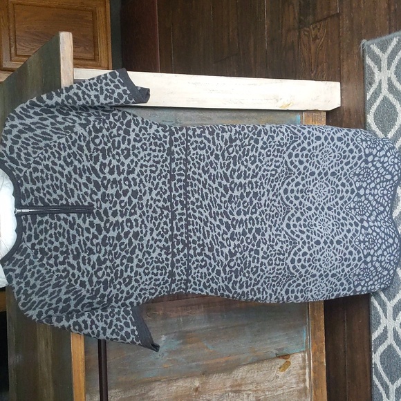 Calvin Klein Gray Leopard Print Short Sleeve Sweater Dress - Women's Medium - Picture 4 of 7
